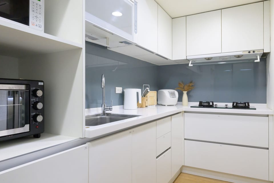 Fully Equipped Kitchen w/ Cooking & Dining Essentials