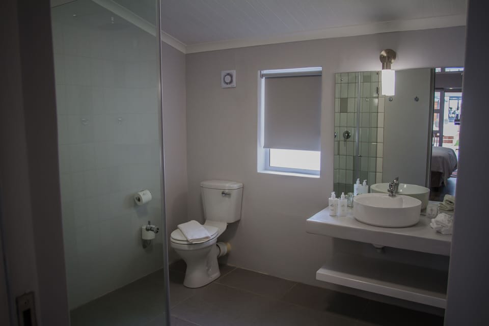 Standard Room | Bathroom | Shower, towels
