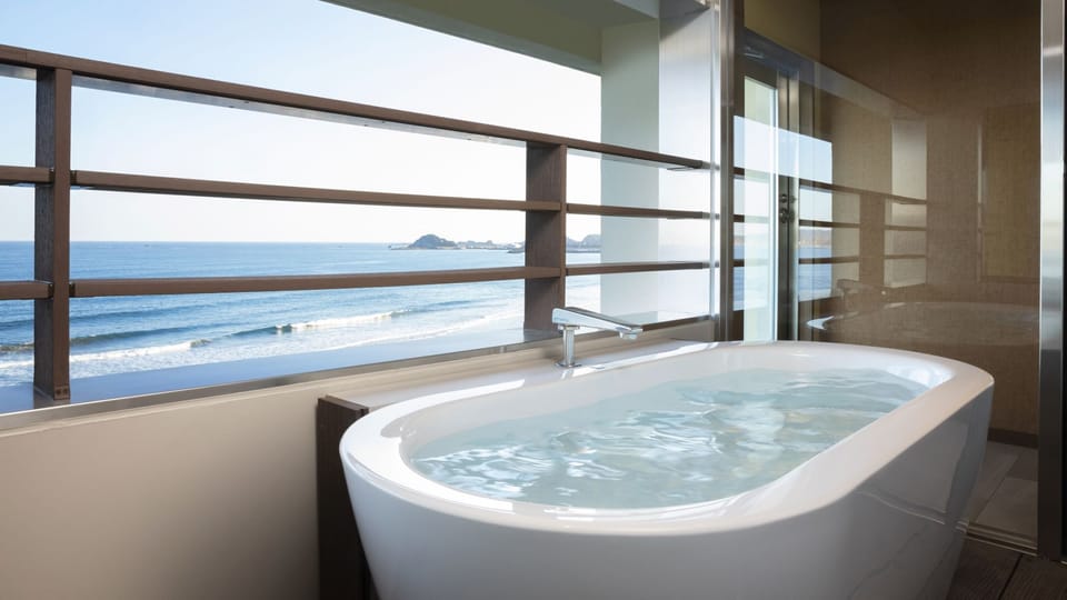 [Premium Floor] Deluxe Family Room B with Outdoor Bath, Non Smoking (74 sqm) | Bathroom | Deep soaking tub, free toiletries, hair dryer, slippers