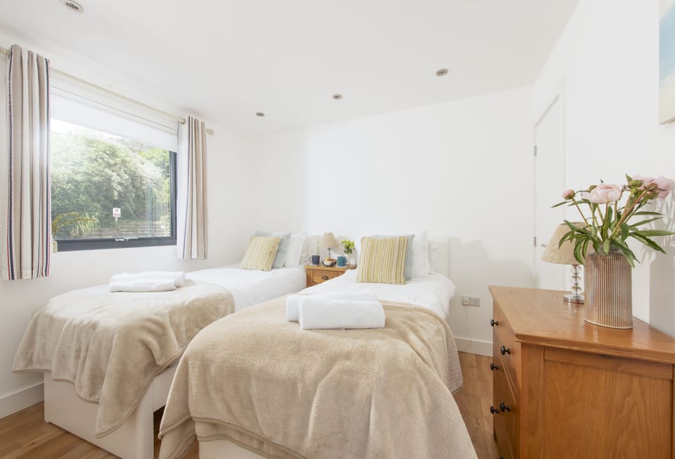Sea Gem, St Agnes. Bedroom two with twin single beds which can be configured as a super-king