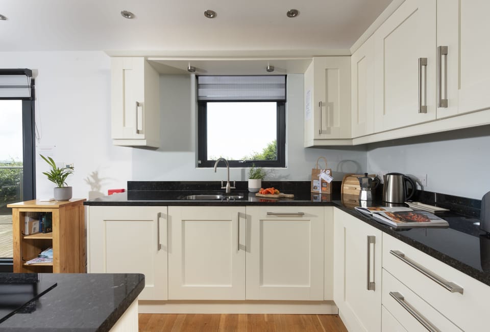 Sea Gem, St Agnes. Full equipped kitchen and island unit with breakfast bar