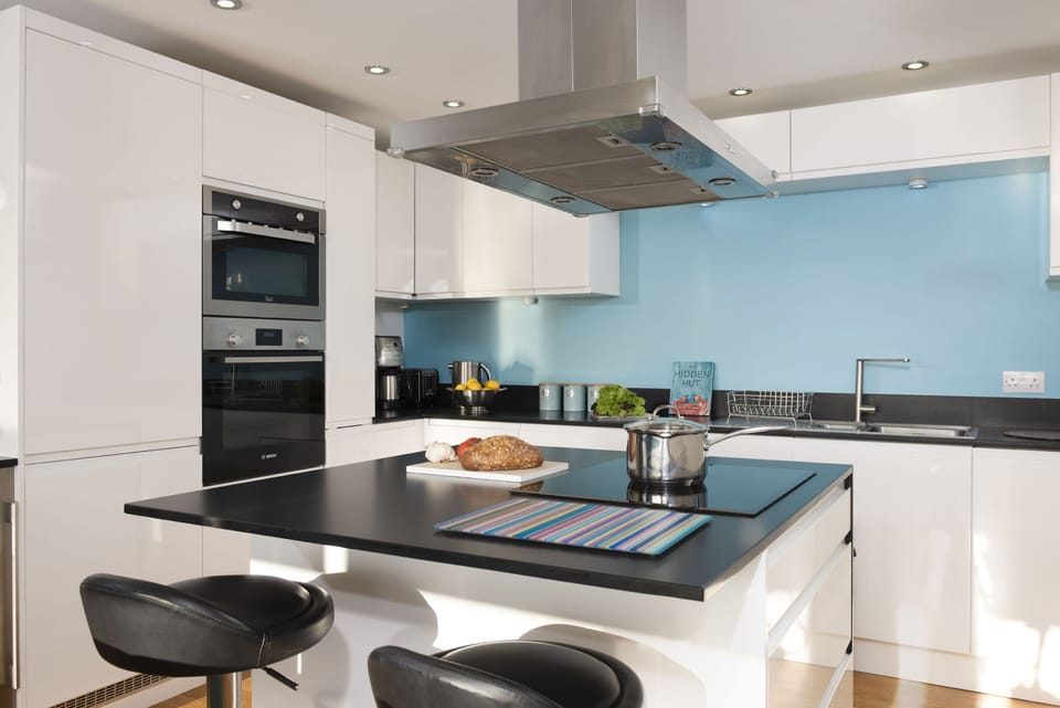 Wavelength, St Agnes: Modern kitchen area with an island unit and breakfast bar