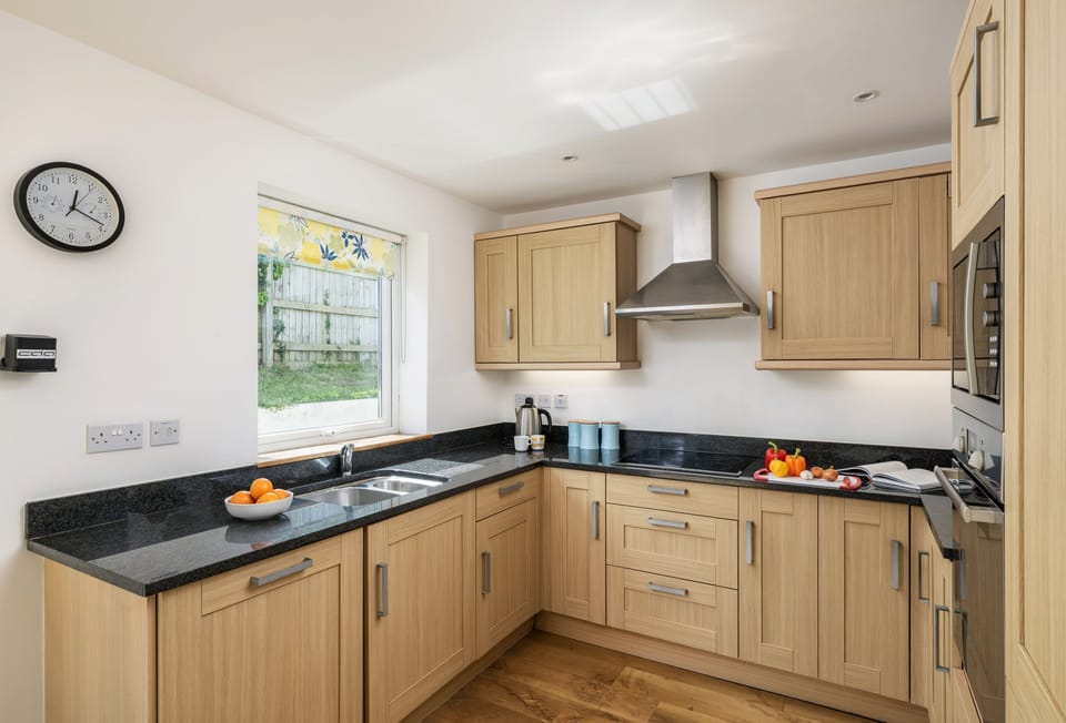 Headland Beaches, Newquay. Well-equipped kitchen with everything needed for home cooking