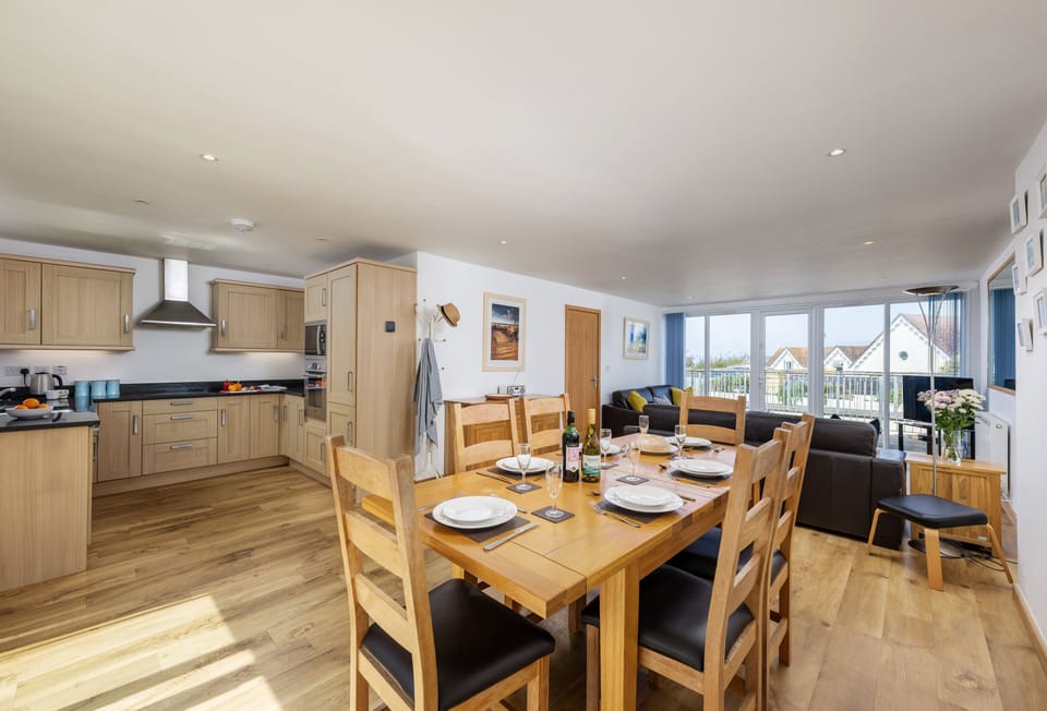 Headland Beaches, Newquay. Open-plan living