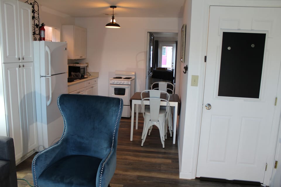 Dining table with 4 Chairs