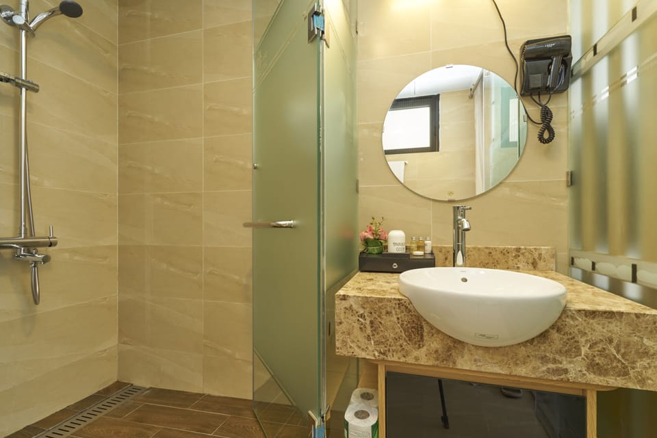 Basic Triple Room | Bathroom | Free toiletries, hair dryer, slippers, bidet
