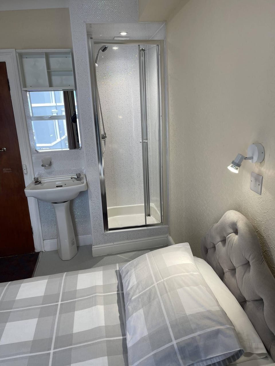 Single Room, Private Bathroom