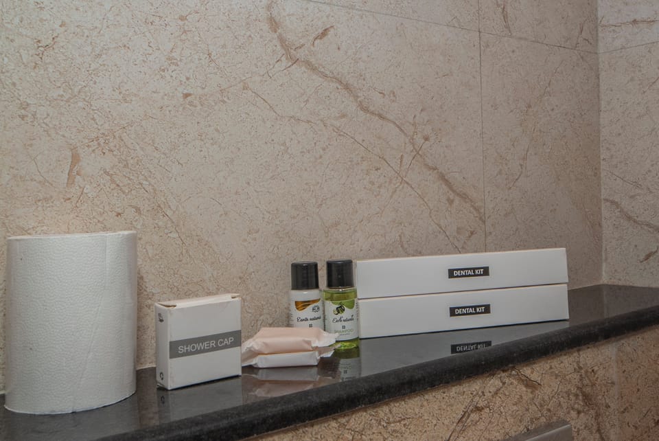 Shower, hydromassage showerhead, free toiletries, towels