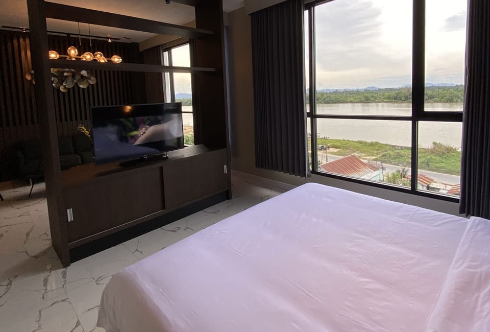 Executive Twin Room | Desk, WiFi (free), bed sheets