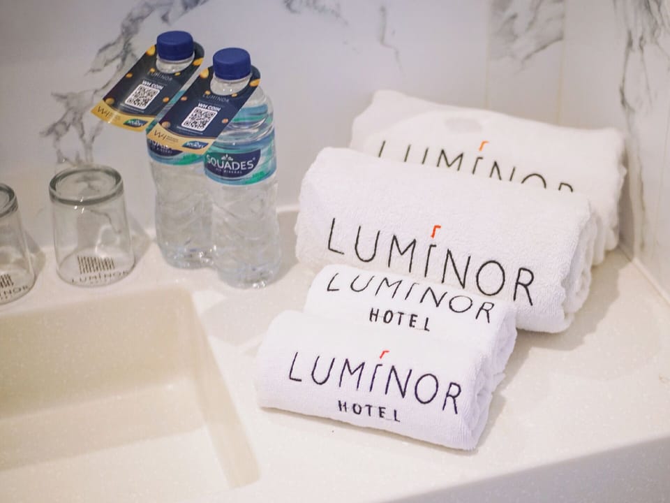 Junior Suite | Desk, WiFi (free), bed sheets