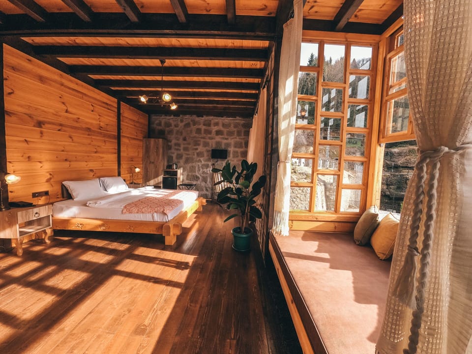 Deluxe Room | Minibar, in-room safe, free WiFi, bed sheets