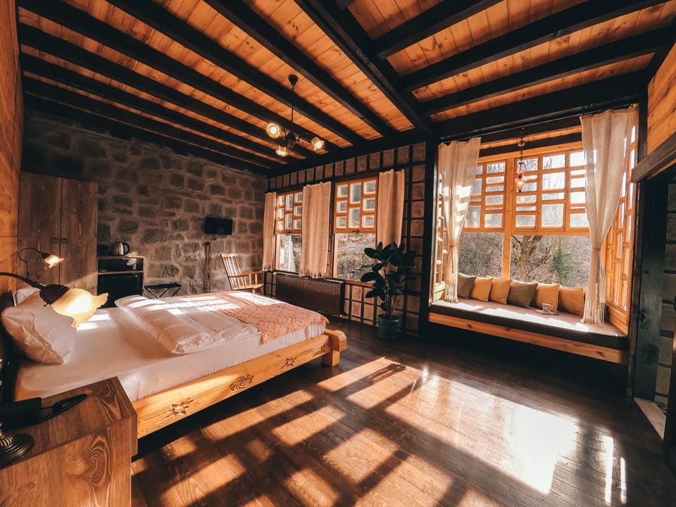 Deluxe Room | Minibar, in-room safe, free WiFi, bed sheets