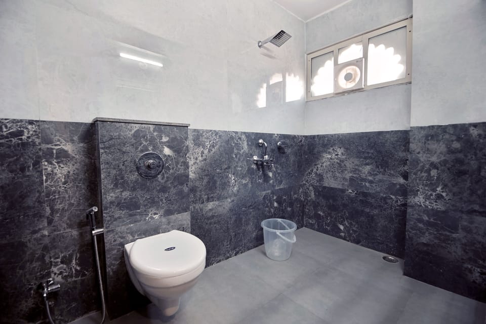 Superior Temple View Room | Bathroom | Shower, free toiletries, towels