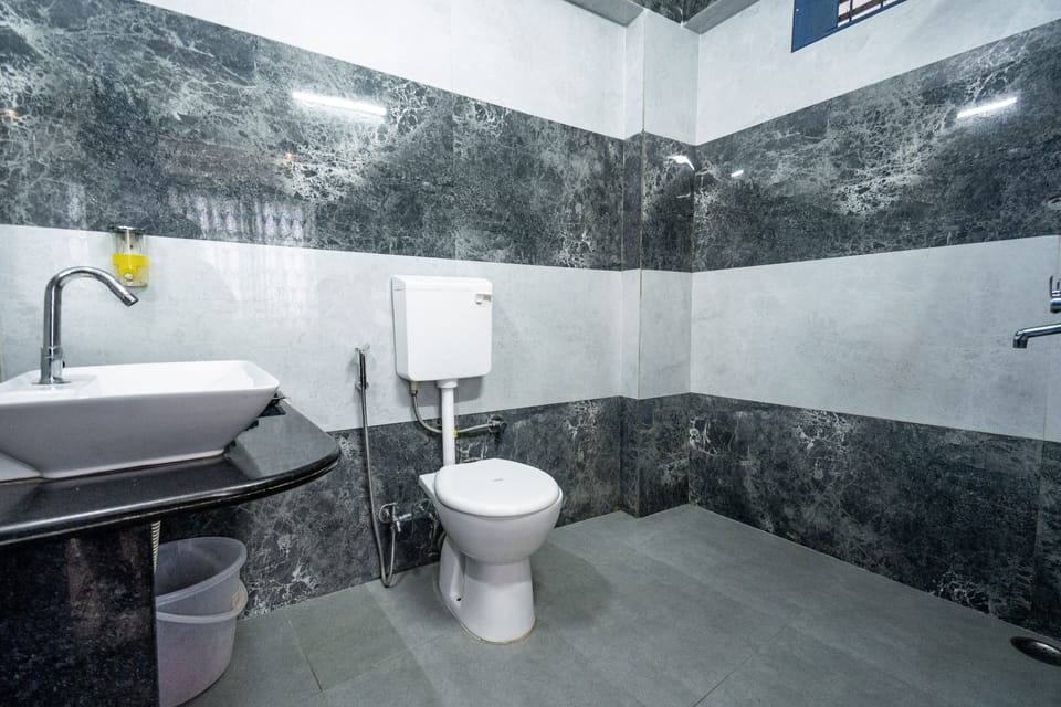 Premium Lake View Room with Balcony | Bathroom | Shower, free toiletries, towels
