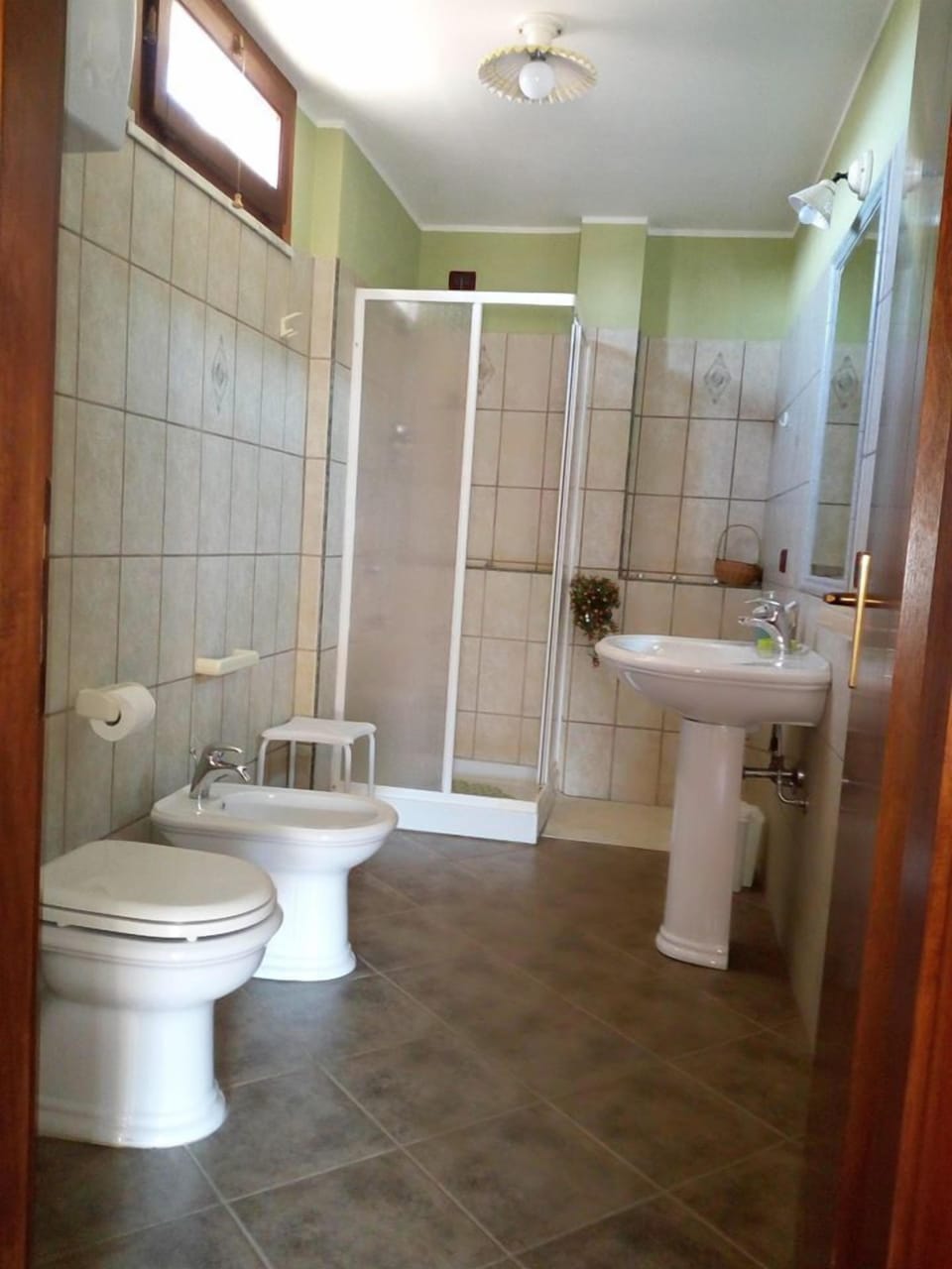 Shower, free toiletries, hair dryer, bidet