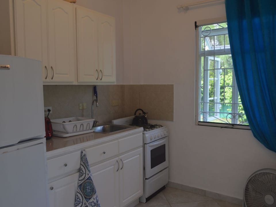 Two Palms Apartment - Kitchen