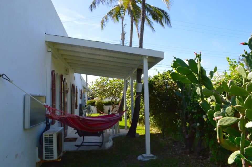 Two Palms Apartment - Garden & Patio
