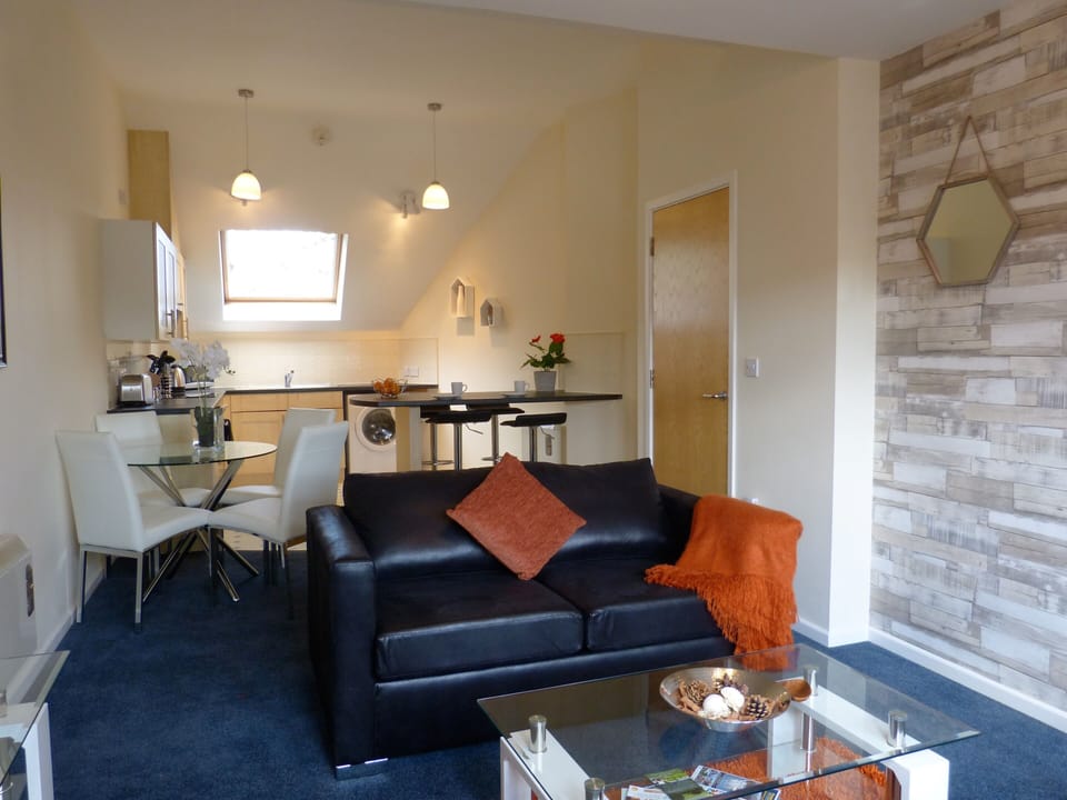House | Living room | 32-inch flat-screen TV with digital channels, TV