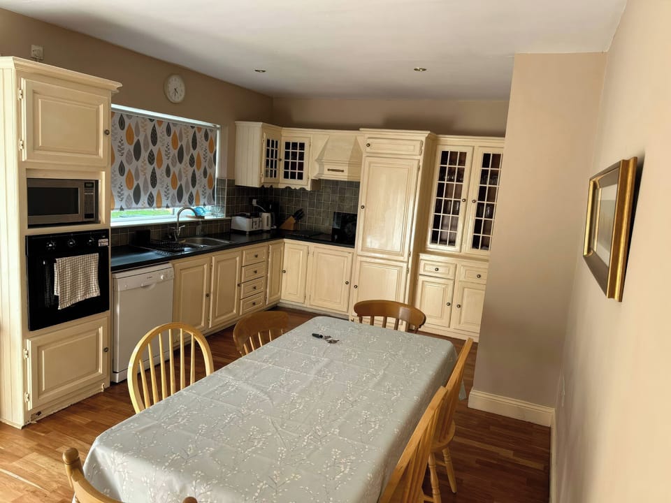 Cottage | Private kitchen | Dishwasher, cookware/dishes/utensils