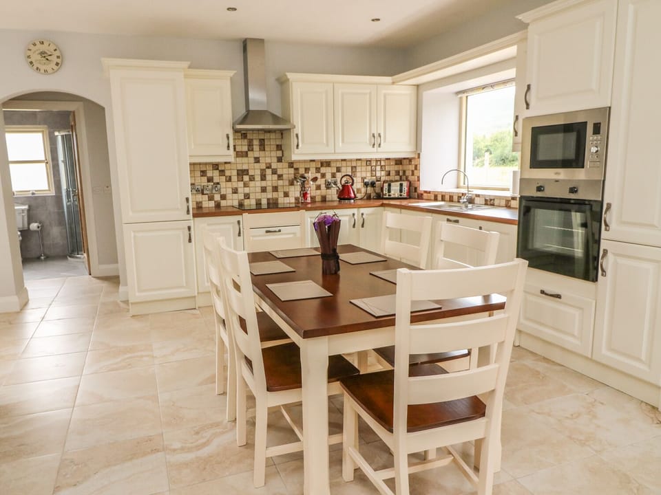 Cottage | Private kitchen | Dishwasher, cookware/dishes/utensils