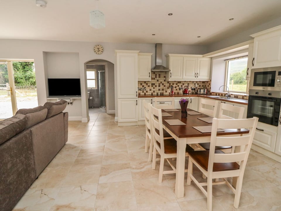 Cottage | Private kitchen | Dishwasher, cookware/dishes/utensils