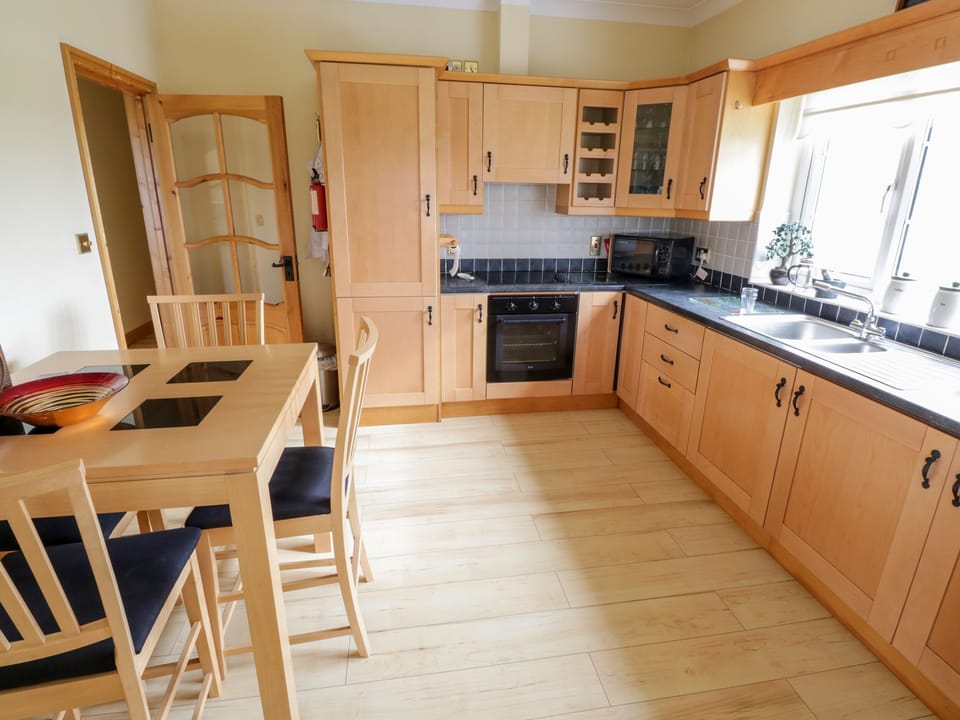 Cottage | Private kitchen | Dishwasher, cookware/dishes/utensils