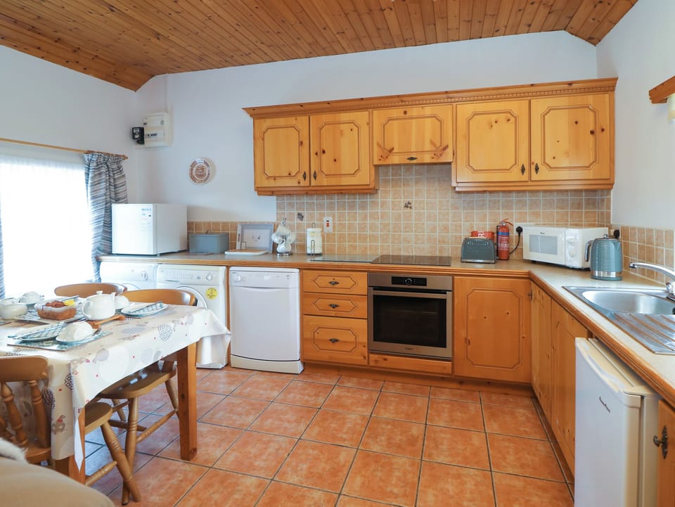 Cottage | Private kitchen | Fridge, dishwasher, cookware/dishes/utensils