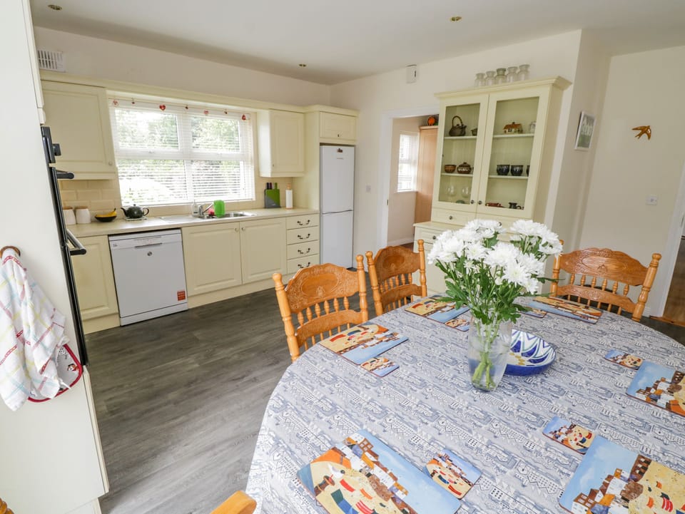Cottage | Private kitchen | Fridge, oven, stovetop, cookware/dishes/utensils