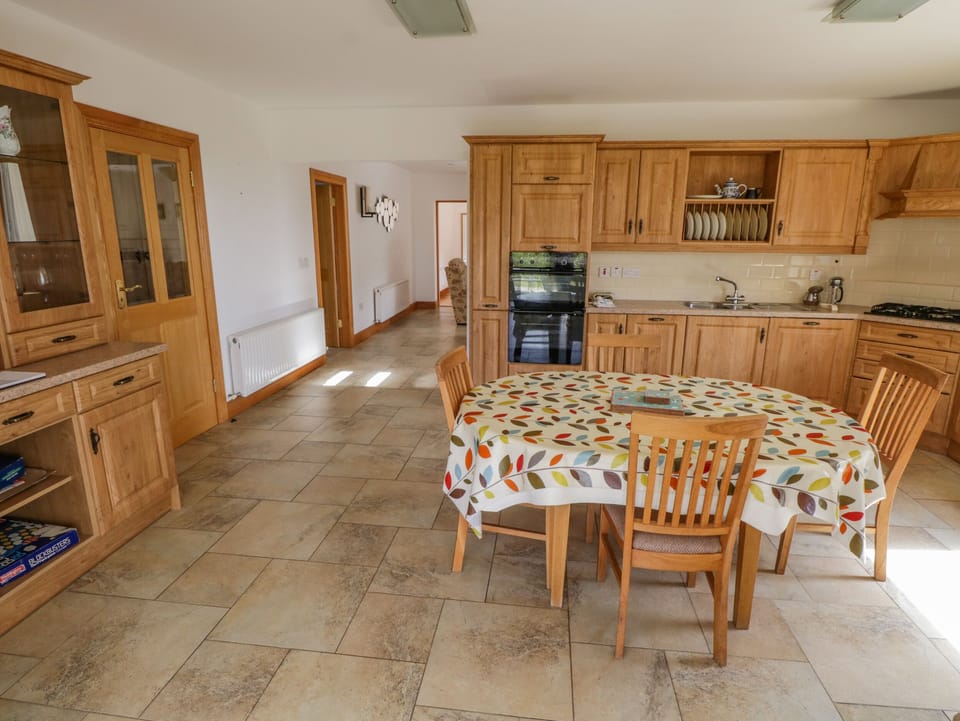 Cottage | Private kitchen | Dishwasher, cookware/dishes/utensils