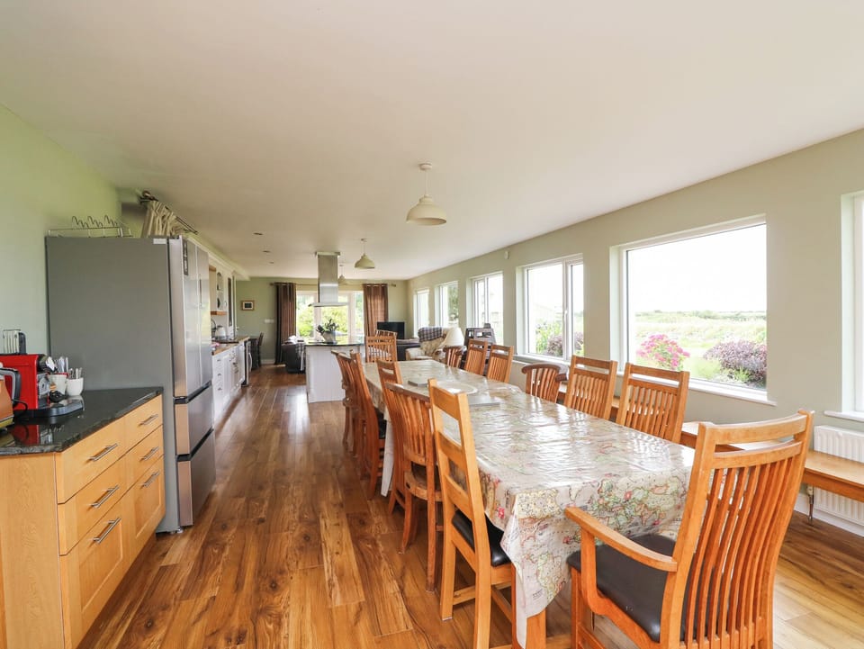 Cottage | Dining