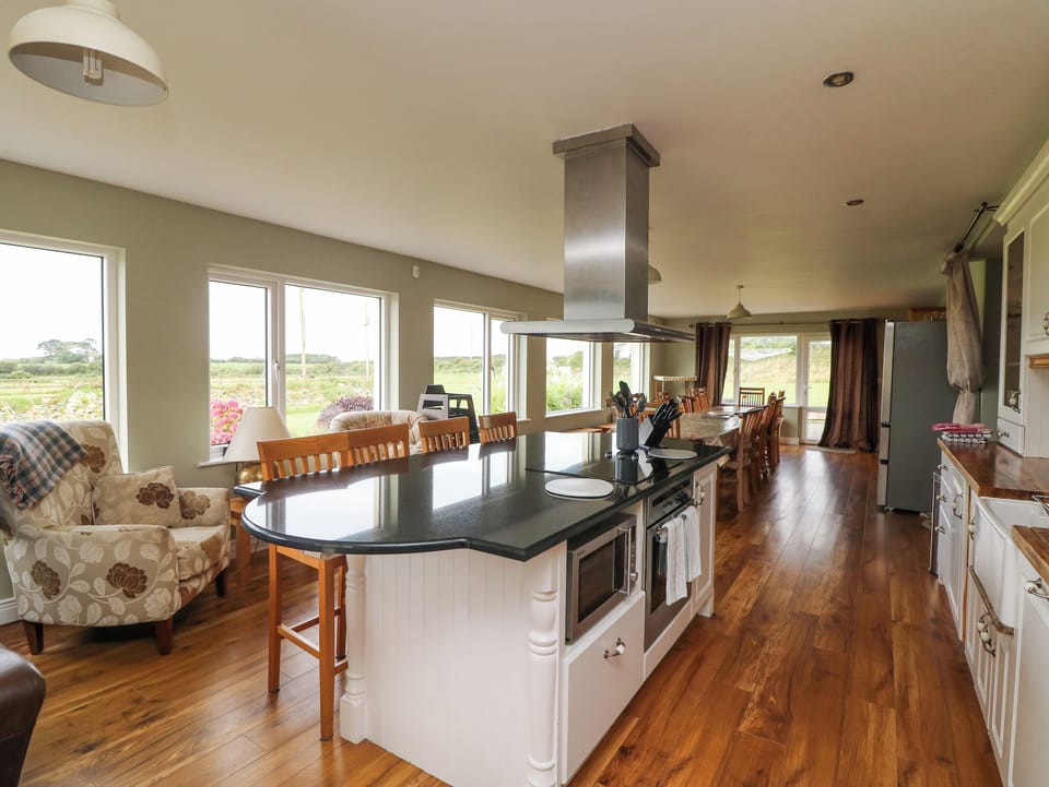 Cottage | Private kitchen | Dishwasher, cookware/dishes/utensils