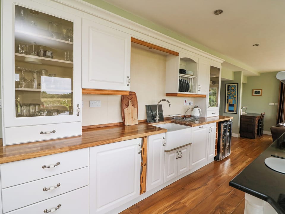 Cottage | Private kitchen | Dishwasher, cookware/dishes/utensils