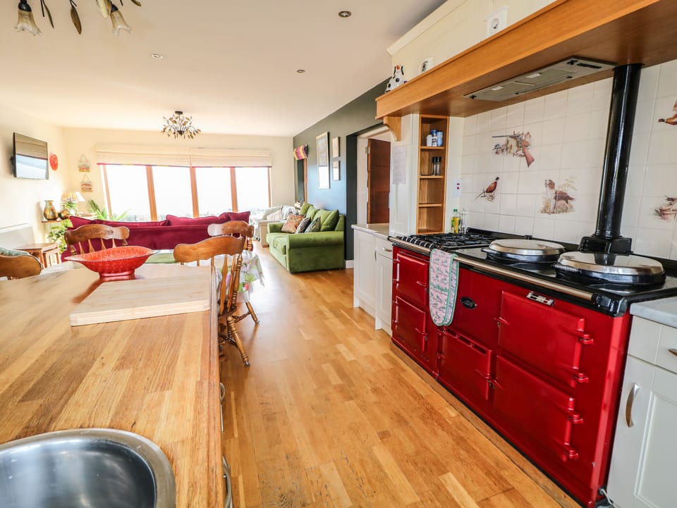 Cottage | Private kitchen | Fridge, oven, stovetop, dishwasher