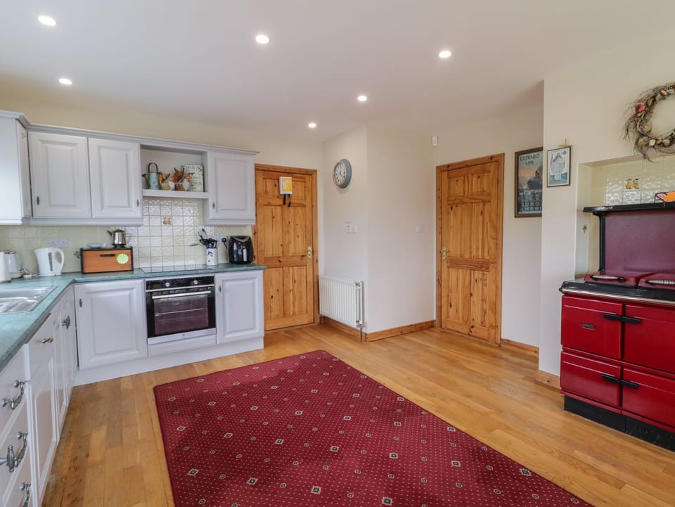 Cottage | Private kitchen | Dishwasher, cookware/dishes/utensils