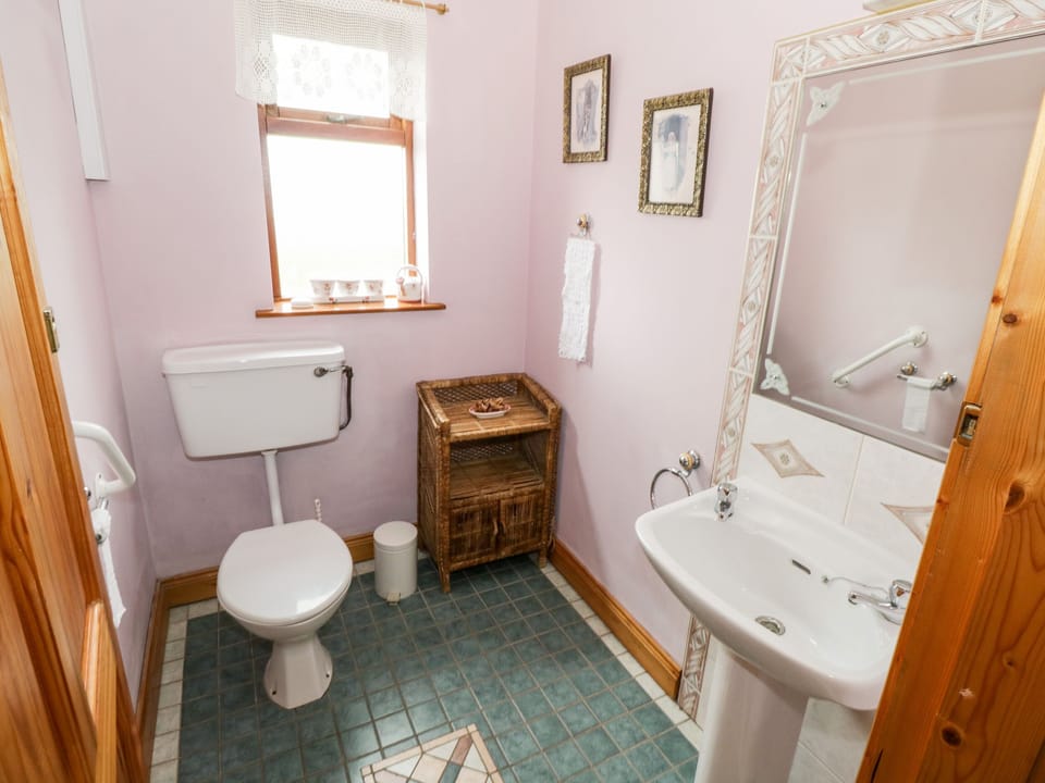An Maide Bán Cottage in Ireland