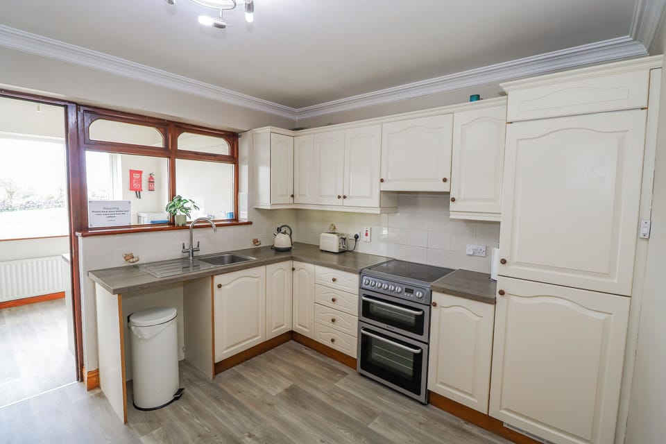 Cottage | Private kitchen | Cookware/dishes/utensils