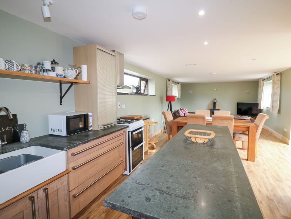 Cottage | Private kitchen | Microwave, dishwasher, highchair, cookware/dishes/utensils