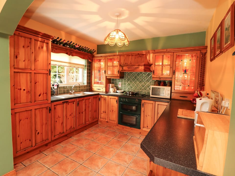 Cottage | Private kitchen | Dishwasher, cookware/dishes/utensils