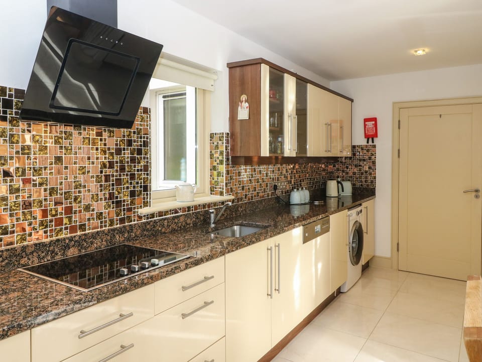 Cottage | Private kitchen | Dishwasher, cookware/dishes/utensils