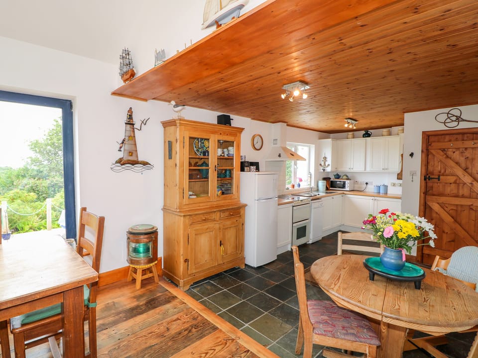 Cottage | Private kitchen | Fridge, oven, dishwasher, cookware/dishes/utensils