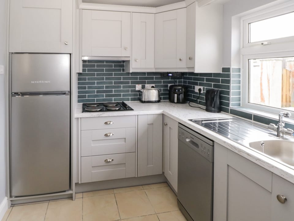 Cottage | Private kitchen | Stovetop, dishwasher, cookware/dishes/utensils