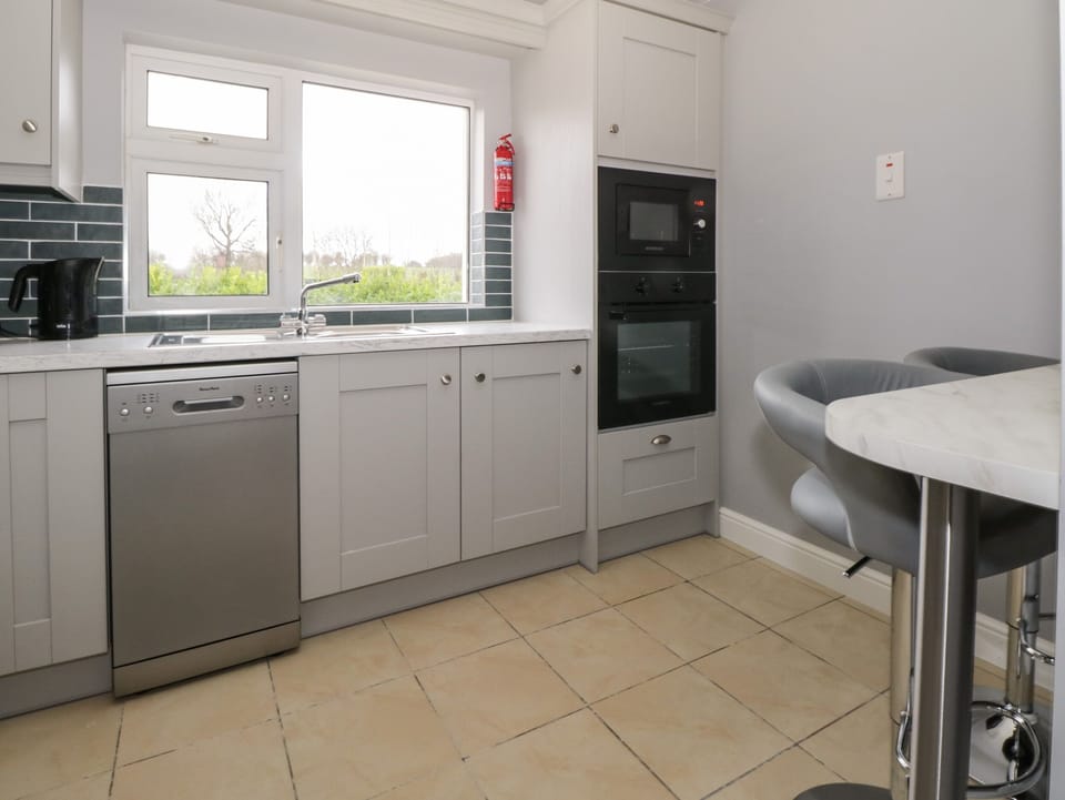 Cottage | Private kitchen | Stovetop, dishwasher, cookware/dishes/utensils