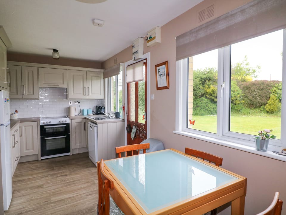 Cottage | Private kitchen | Dishwasher, cookware/dishes/utensils