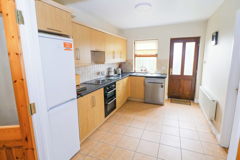 Cottage | Private kitchen | Dishwasher, cookware/dishes/utensils
