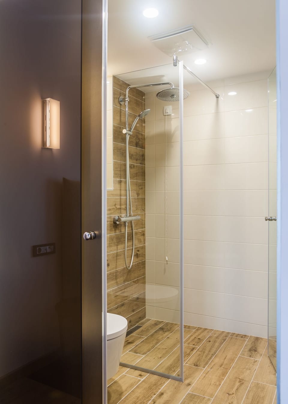 Separate tub and shower, rainfall showerhead, hair dryer, towels