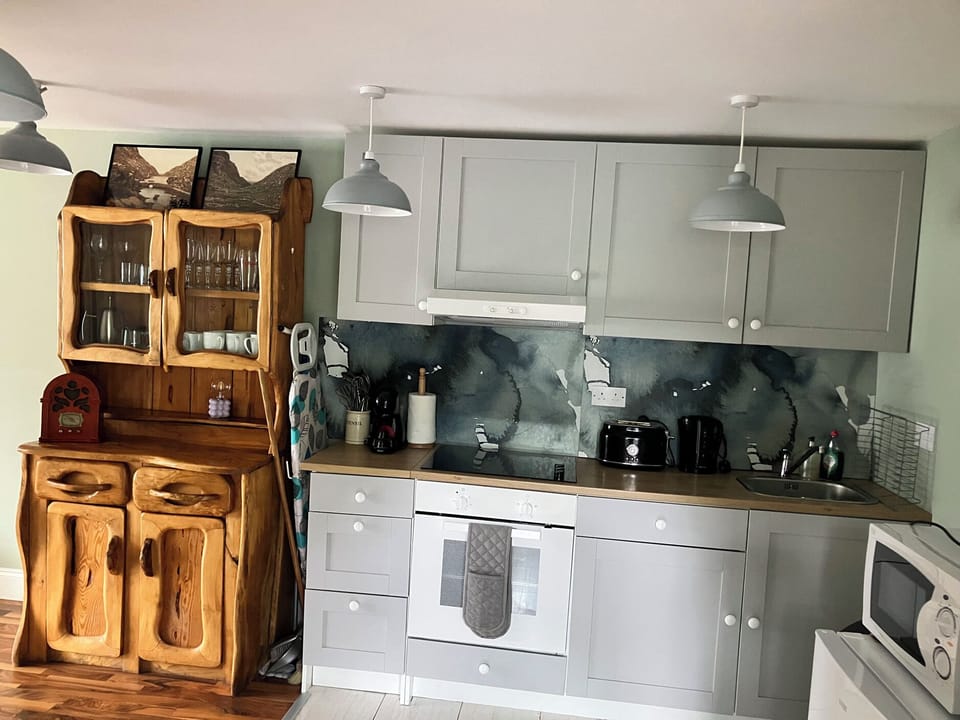 Cottage | Private kitchen | Fridge, microwave, electric kettle, toaster