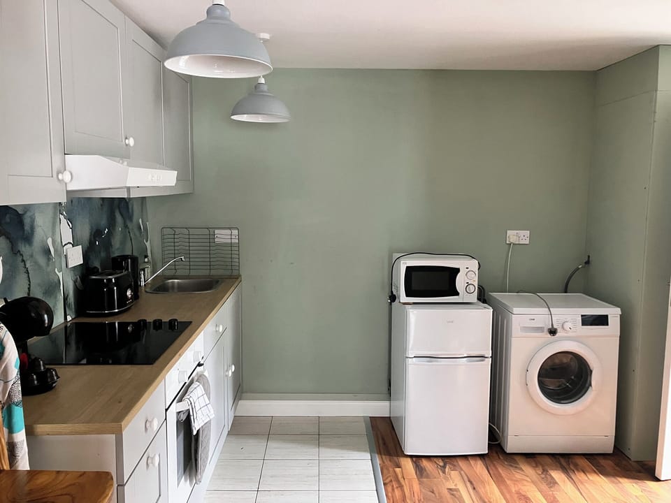 Cottage | Private kitchen | Fridge, microwave, electric kettle, toaster