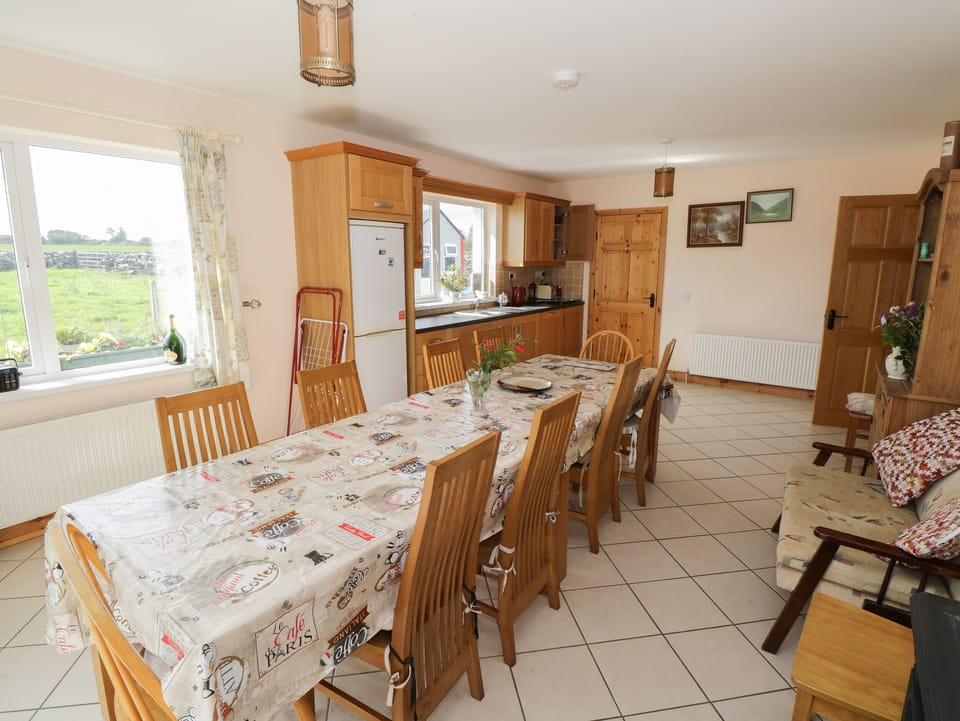 Cottage | Private kitchen | Dishwasher, cookware/dishes/utensils
