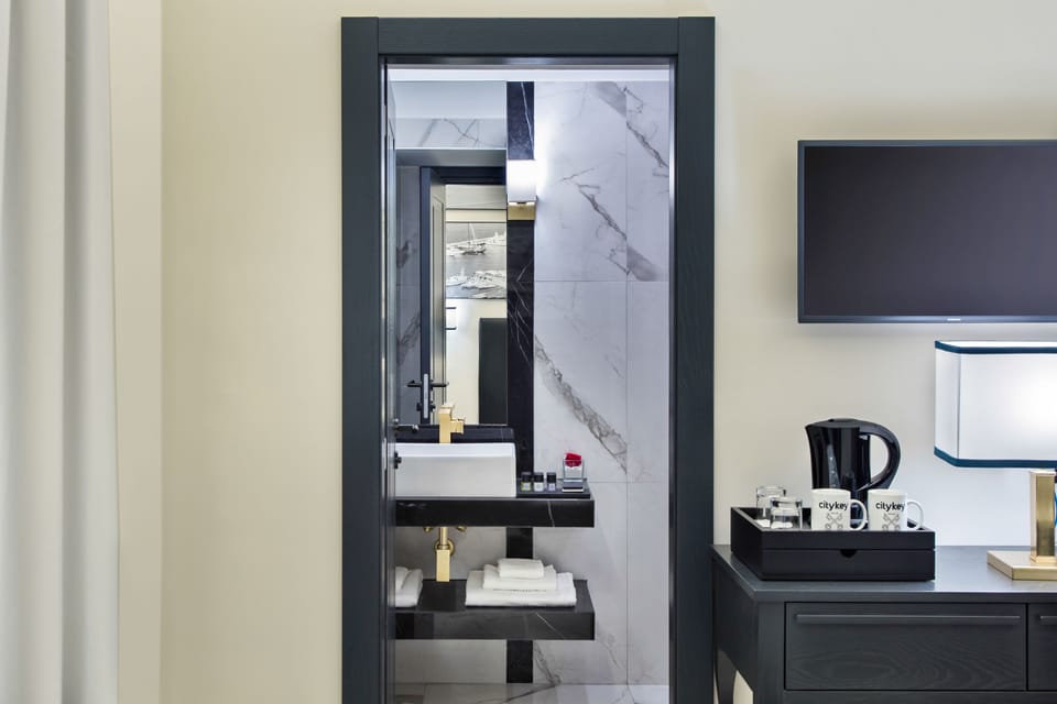 Deluxe Double or Twin Room, City View (GOLFO DI NAPOLI) | Bathroom | Shower, hair dryer, slippers, bidet