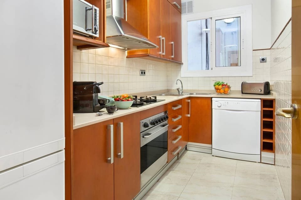 Full-size fridge, microwave, oven, stovetop